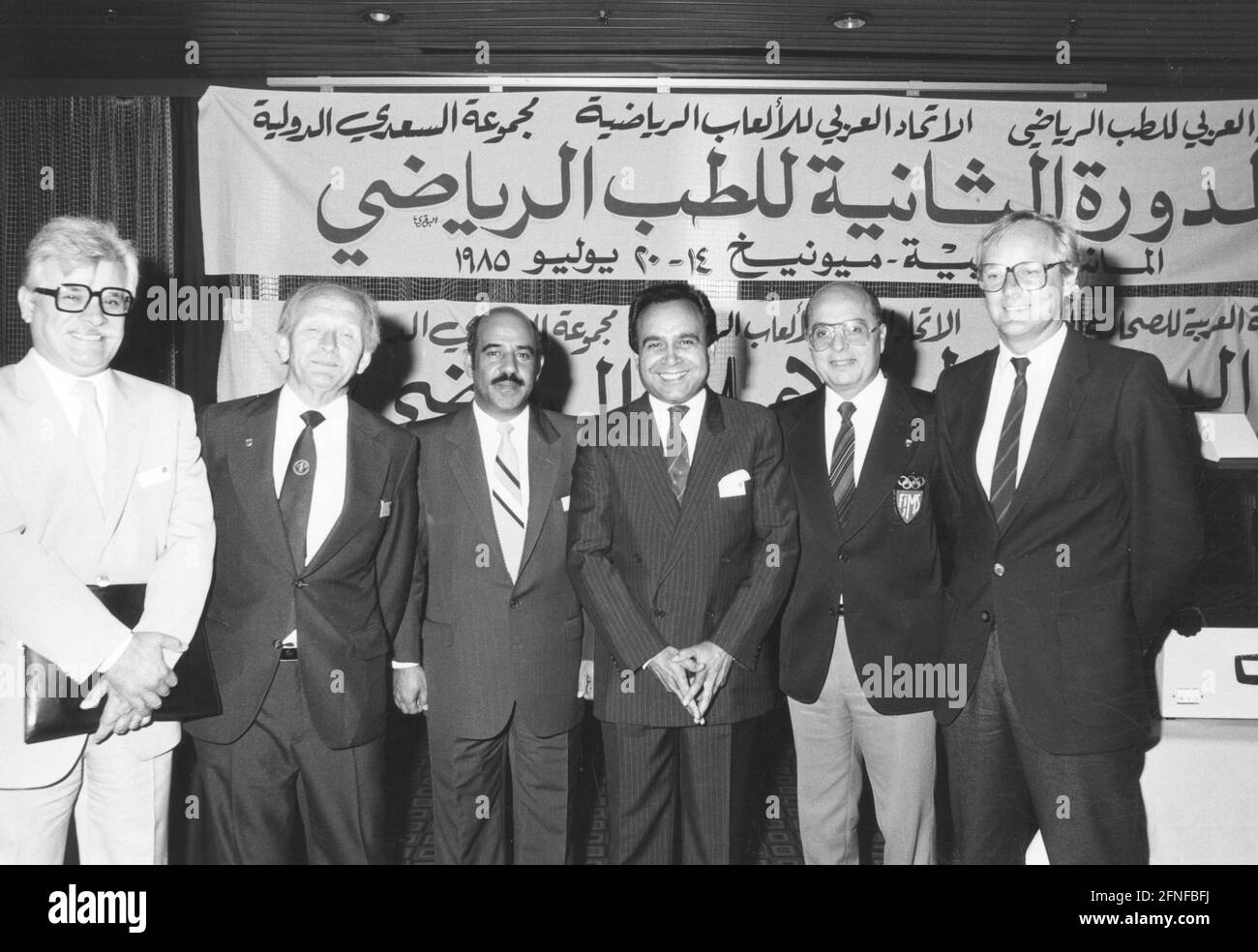 A symposium for Arab medical professionals and journalists is held at the Sheraton Hotel. From left to right: Diyad Hassa, President of the Arab Federation of Sports Journalists, Professor Einar Erikson, President of the International Federation of Sports Medicine, Othman Al-Saad, Secretary General of the Arab Federation of Sports and Youth, Mohammed Al-Sadi, graduate in business, Ali Buzayen, President of the Arab Federation of Sports Medicine and Franz Heigenhauser from the Bavarian Ministry of Social Affairs. [automated translation] Stock Photo