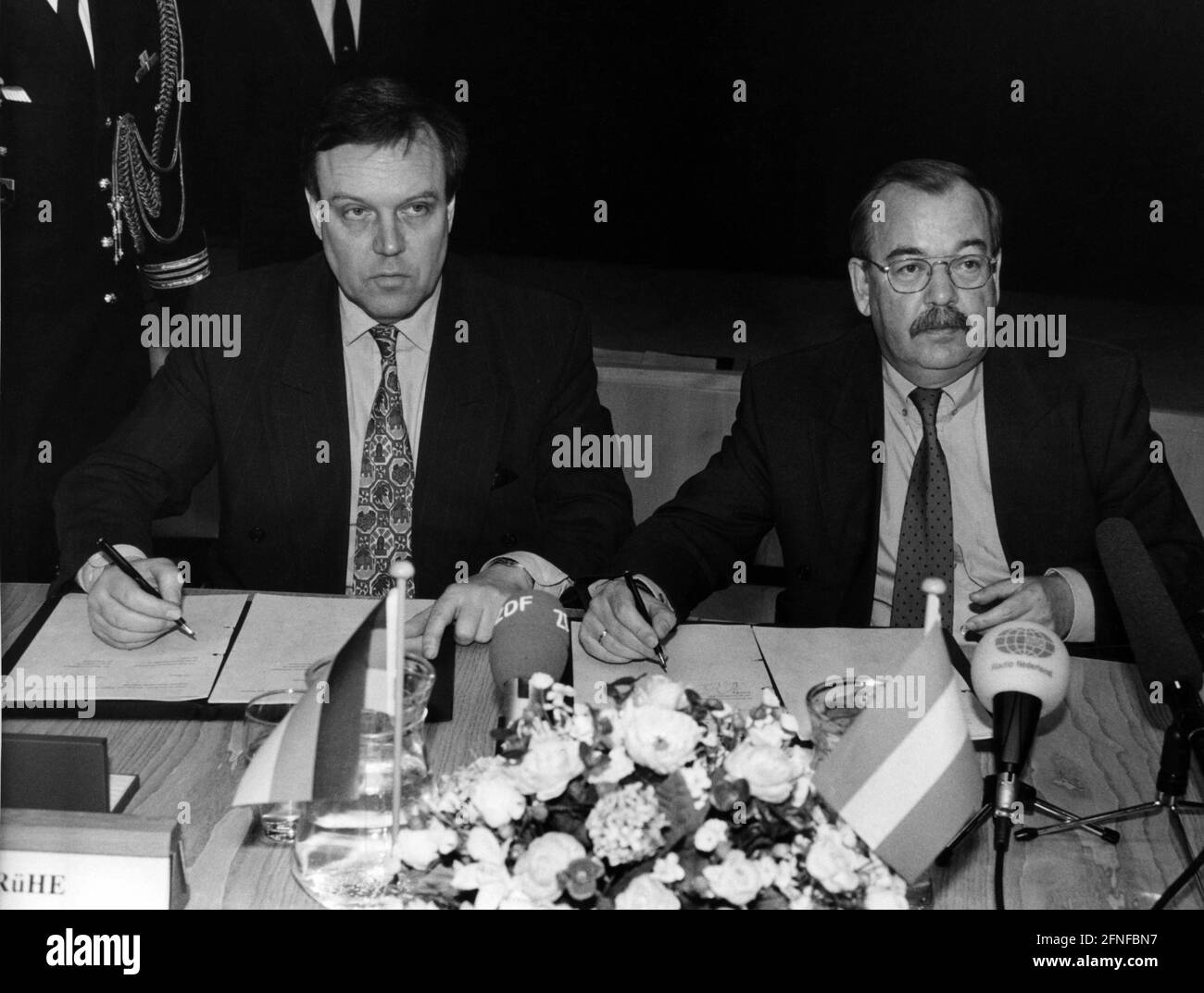 The Defence Ministers of the Netherlands and Germany sign the framework ...