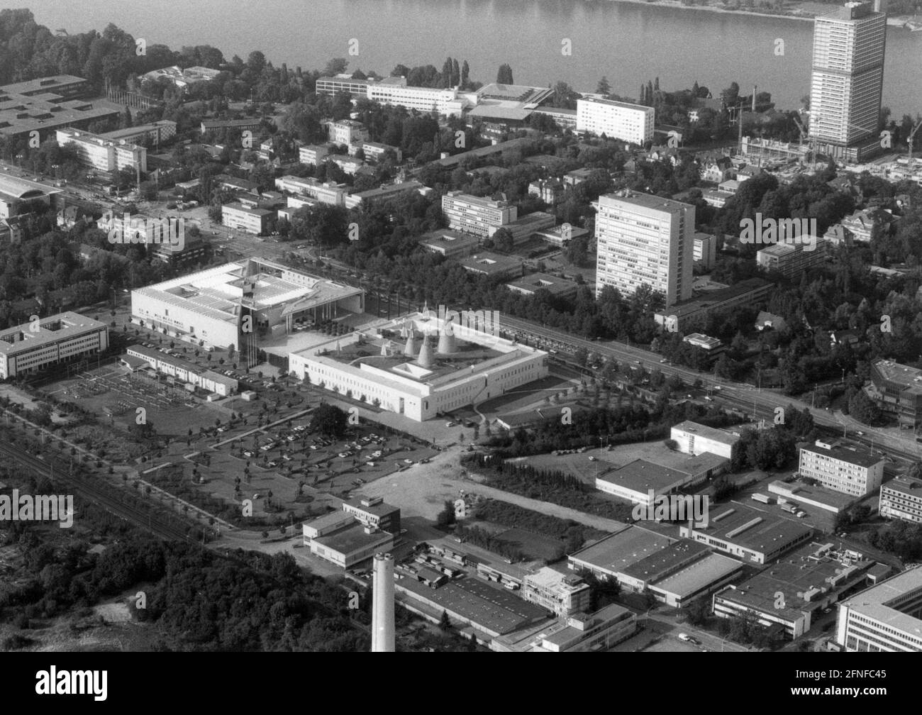 Bird's eye view of the museum mile in Bonn. In front on the left you see the Bonner Kunstmuesum and the Bundsekunst- und Ausstellungshalle. In the back left you see the chancellor's office and in the back right the Langer Eugen and left beside it the Bundestag and Bundesrat. [automated translation] Stock Photo