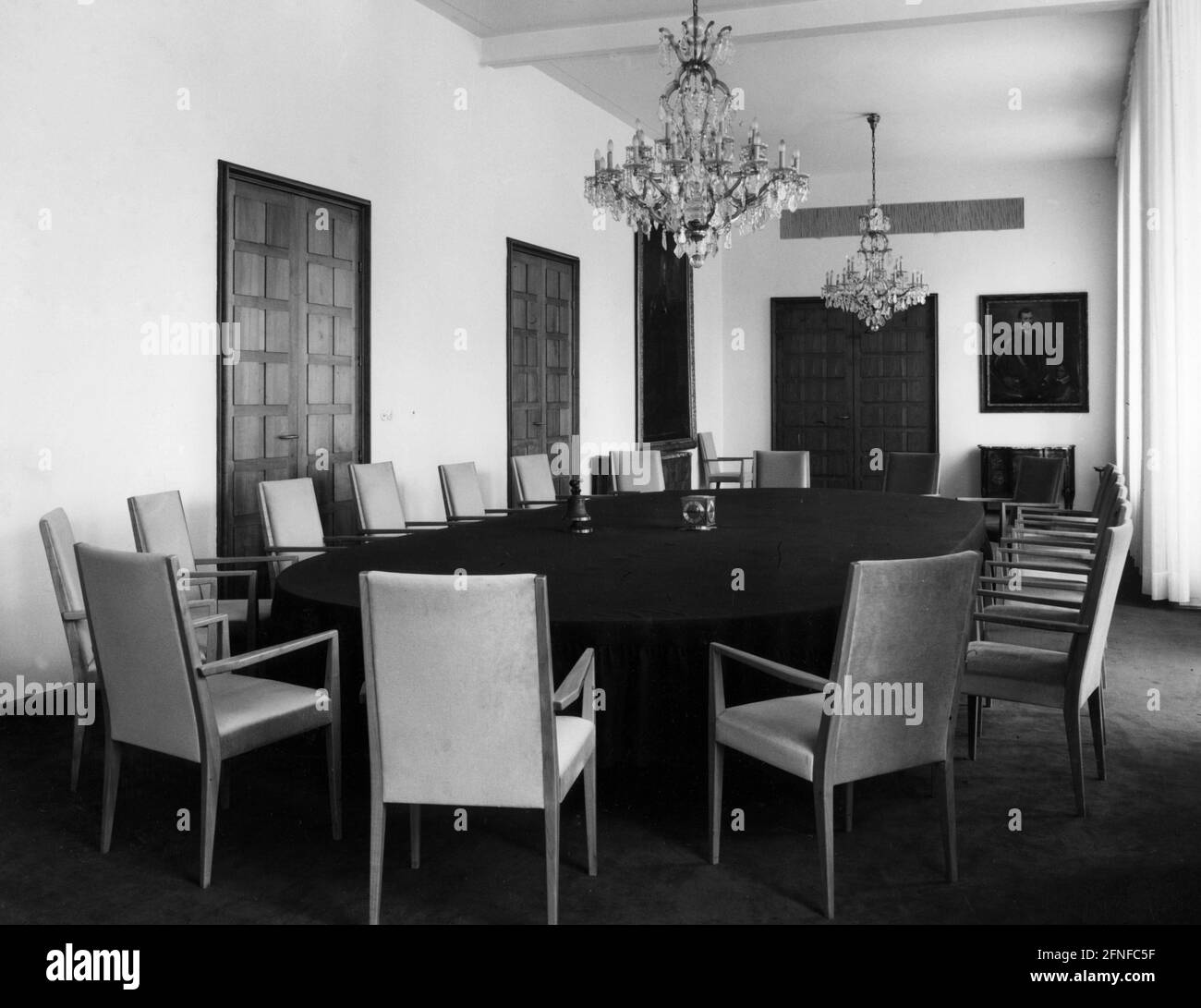 In the large cabinet room of Palais Schaumburg there is a large round conference table. In addition, two chandeliers and a painting hang in the room. [automated translation] Stock Photo