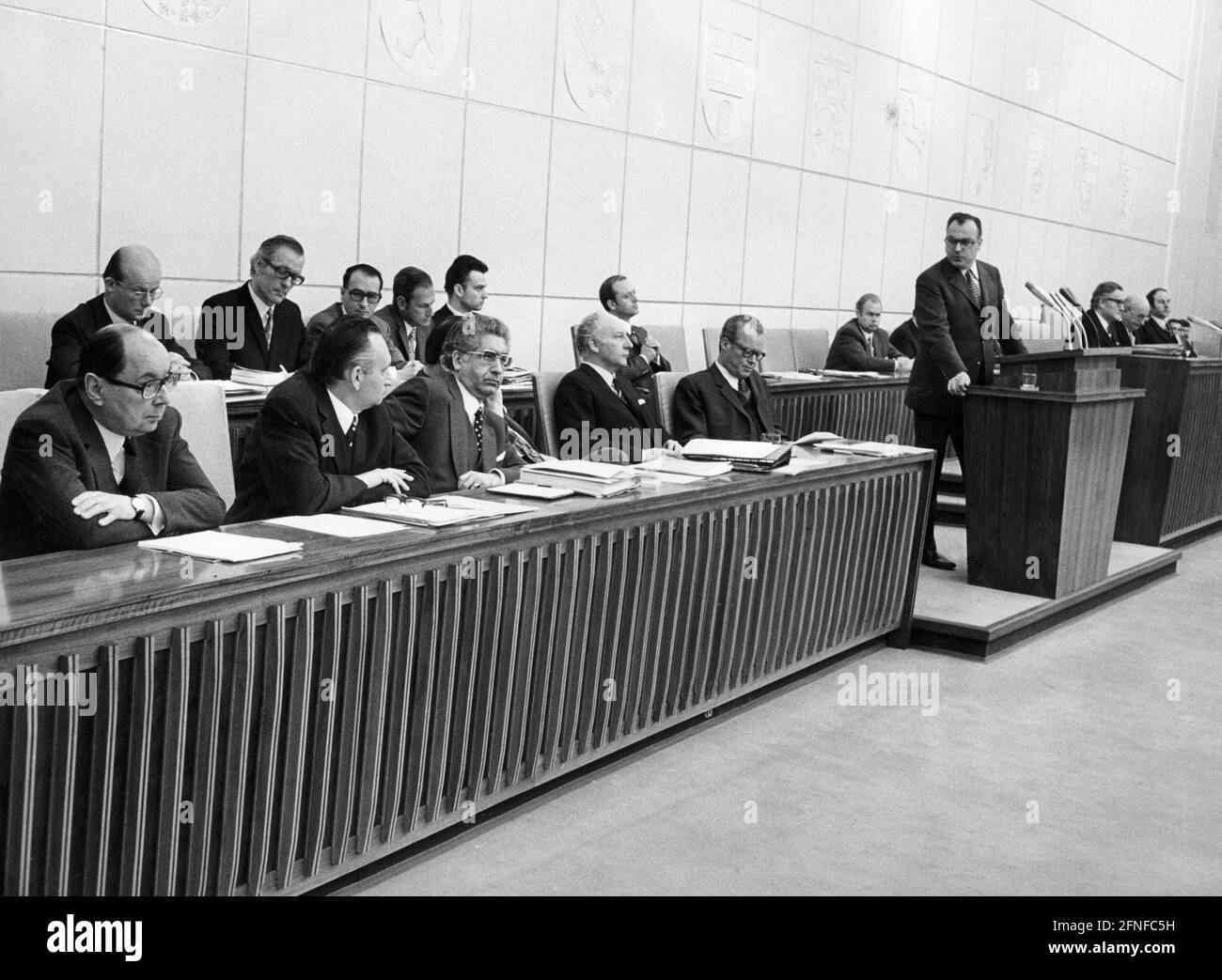 During the ratification procedure of the treaties with Eastern Europe, Helmut Kohl speaks to the CDU-governed states in the Bundesrat. At the lectern, Dr. Helmut Kohl, Minister-President of Rhineland-Palatinate. On the government bench, from left, Dr. Paul Frank, Egon Rahr, Gerhard Jahn, Walter Scheel and Federal Chancellor Willy Brandt. [automated translation] Stock Photo