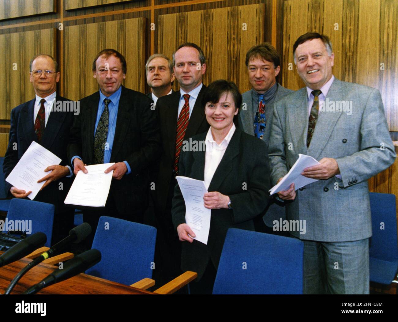 The economic experts present the hoped-for economic development for the coming years to the public in Bonn. This photo shows the Association of German Economic Research Institutes (from left): Günther Großer, Klaus-Werner Schatz, Udo Ludwig, Heiner Flassbeck, Elke Schäfer-Jäckel, Gustav A. Horn and Gernot Nerb. [automated translation] Stock Photo