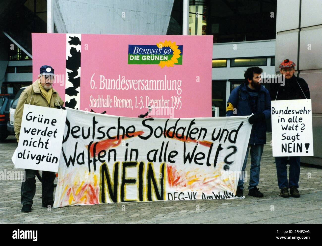 Citizens demonstrate against sending German soldiers and weapons abroad in front of the 6th federal convention of Bündnis 90/Die Grünen in Bremen's Stadthalle. [automated translation] Stock Photo
