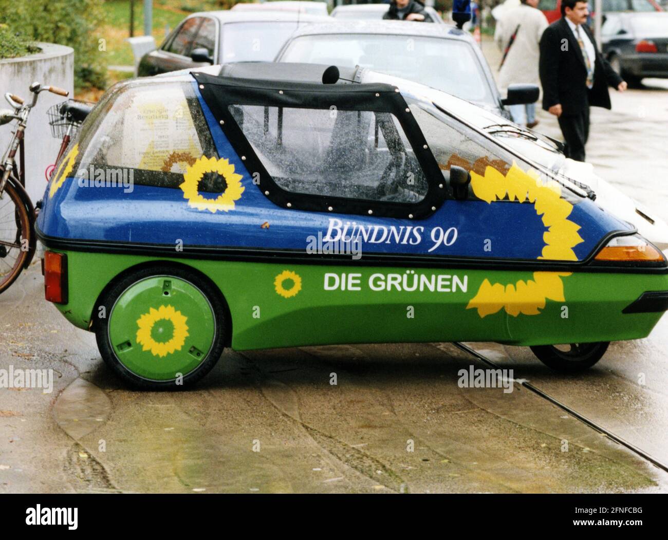 Aufkleber der Partei Die Grünen durchgestrichenes Hakenkreuz, Berlin,  Deutschland Stockfotografie - Alamy