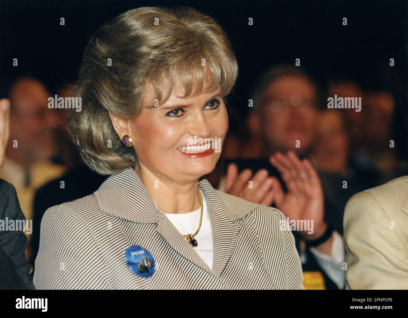 'Hannelore Kohl during a campaign rally in the 1998 Bundestag election campaign, a button with an elephant and the slogan ''Keep Kohl'' emblazoned on her jacket. [automated translation]' Stock Photo