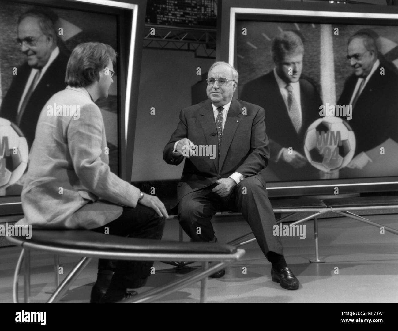 'Sat 1 sports boss Reinhold Beckmann (left) receives German Chancellor Helmut Kohl in an edition of ''ranissimo'' to talk about his enthusiasm for soccer. [automated translation]' Stock Photo