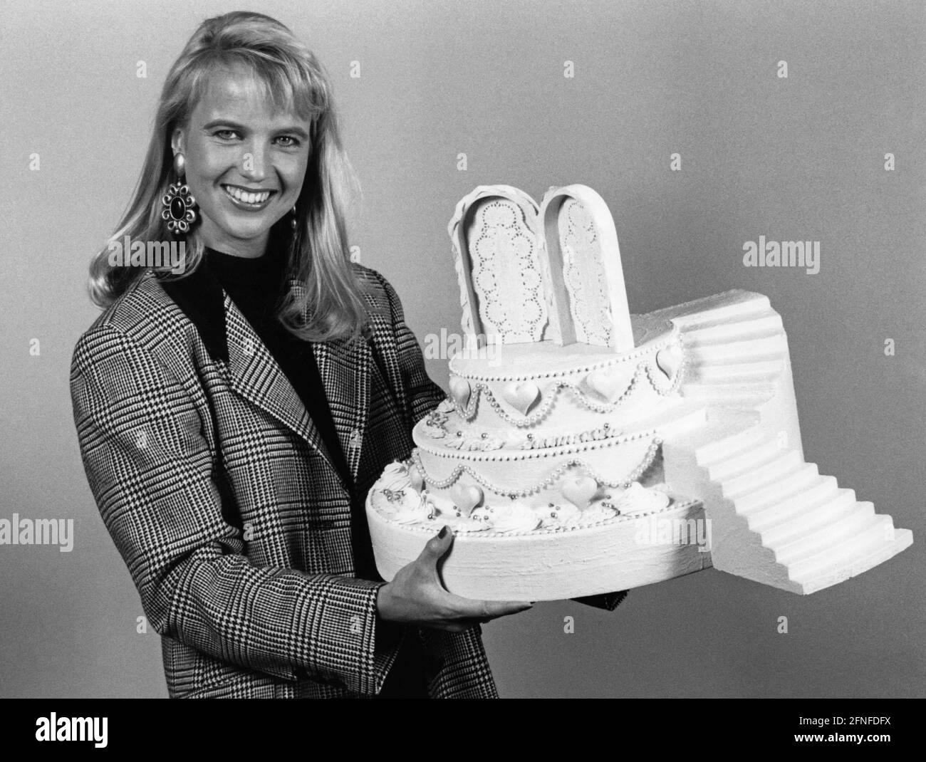 'Show host Linda de Mol with a wedding cake for the show ''Traumhochzeit''. [automated translation]' Stock Photo