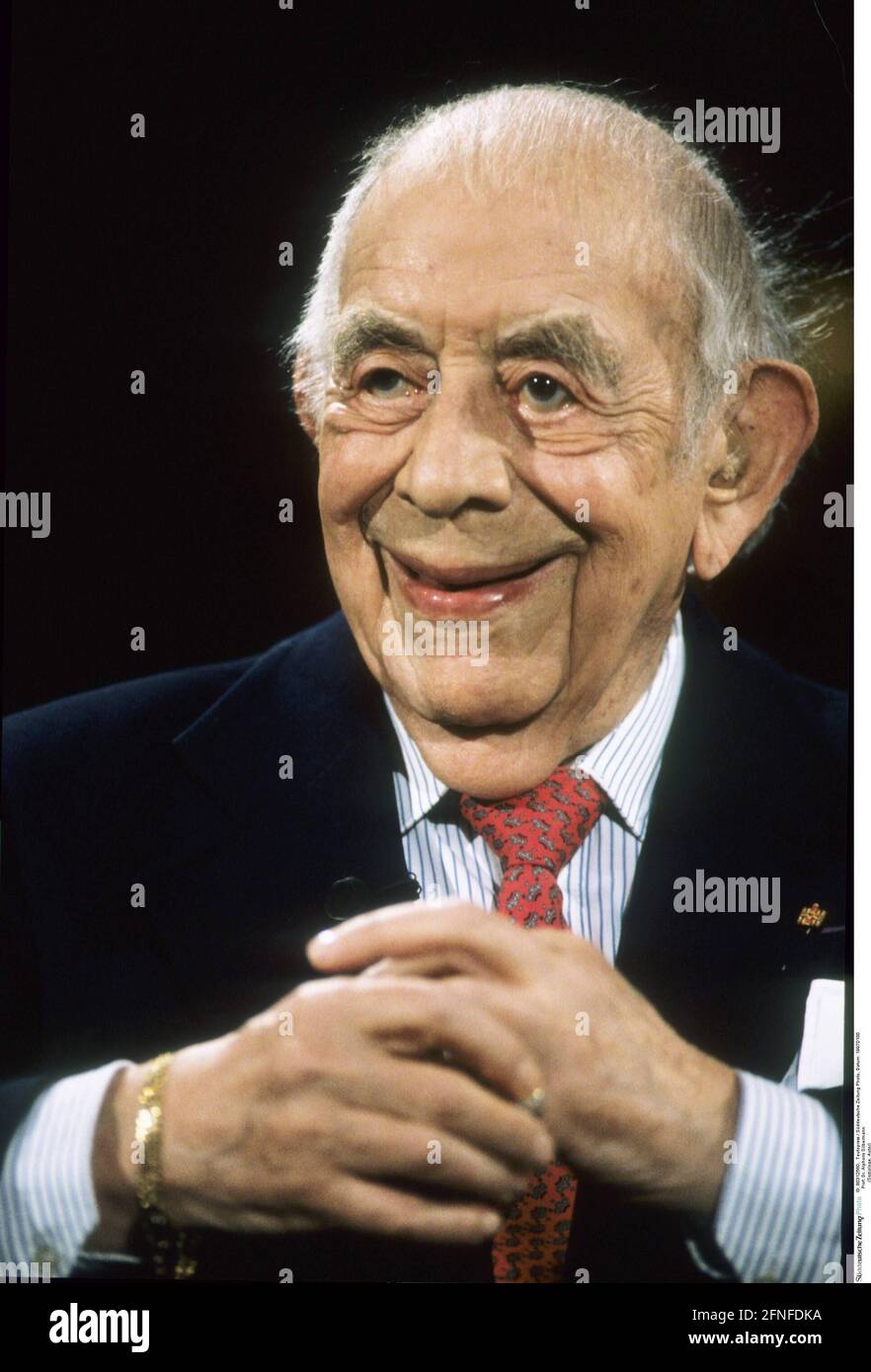 Prof. Dr. Alphons Silbermann (Sociologist, Author) 01/97 her man sociology science university author culture critic grey haired half bald serious jacket shirt tie sitting portrait high hands smiling [automated translation] Stock Photo