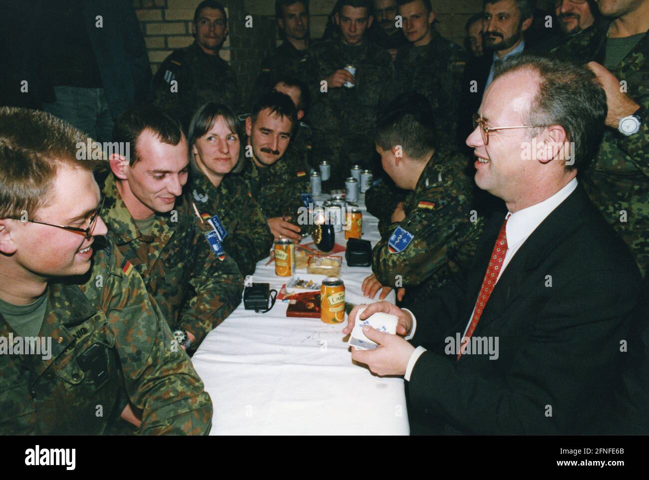 This photograph shows Federal Minister of Defence Rudolf Scharping (centre) with soldiers from the Rajlovac field camp in Sarajevo (Sarajevo). The troops stationed here belonged to the SFOR (stabilization force), which had the task of peacekeeping and stabilization after the Bosnian War. [automated translation] Stock Photo