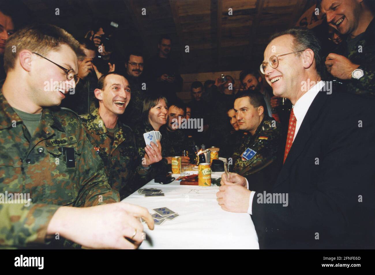 This photograph shows Federal Defence Minister Rudolf Scharping playing cards with Bundeswehr soldiers stationed there during his visit to the SFOR troops in Sarajevo (Sarajevo). The troops stationed here belonged to the SFOR (stabilsation Force), which had the task of peacekeeping and stabilization after the Bosnian War. [automated translation] Stock Photo