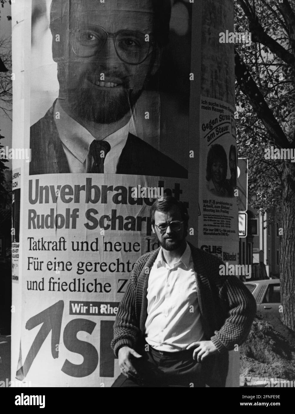 'Rudolf Scharping, SPD top candidate for the office of Minister President of Rhineland-Palatinate, in front of an SPD election poster with his likeness and the slogan ''Unverbraucht rudolf Scharping. Energy and new ideas. For a just and peaceful future.'' [automated translation]' Stock Photo