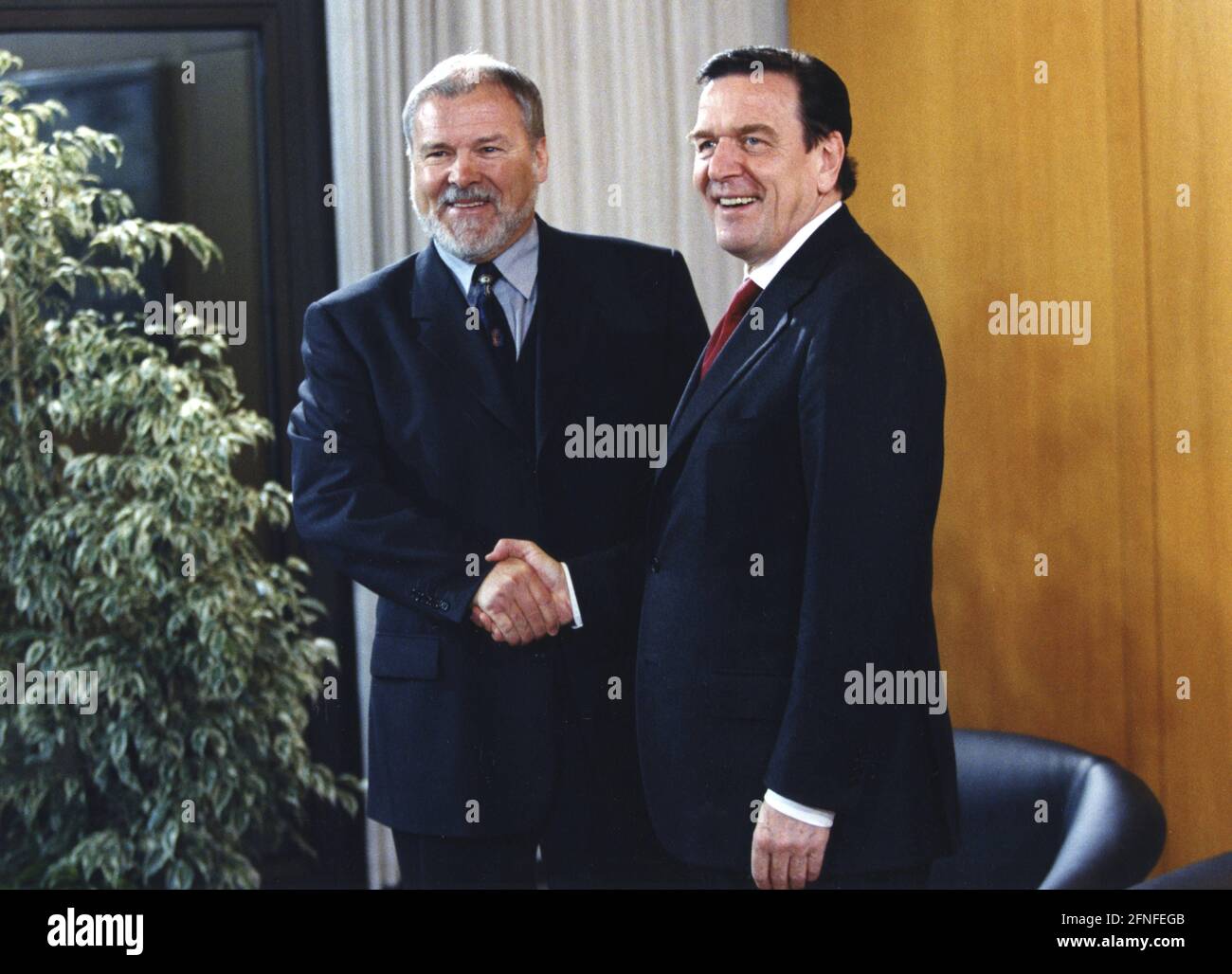 Harald Ringstorff, Prime Minister of Mecklenburg-Western Pomerania, with Federal Chancellor Gerhard Schröder (right) in the Federal Chancellery. [automated translation] Stock Photo