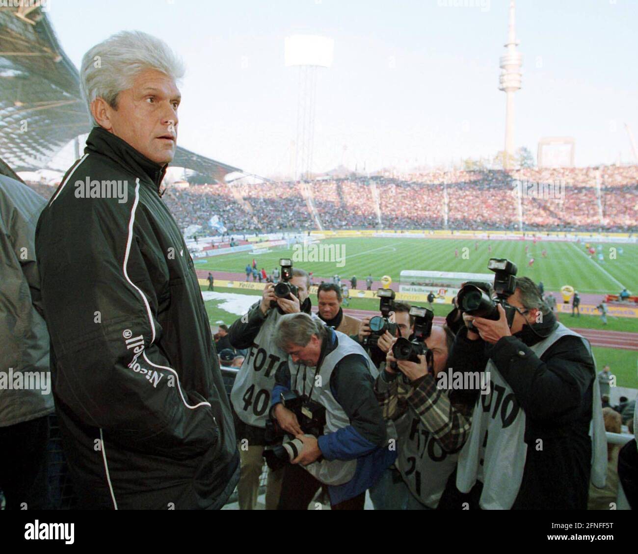 Tsv 1860 Muenchen Fc Bayern Muenchen 1 0 27 11 99 Coach Werner Lorant In The Stands Of The Munich Olympic Stadium Automated Translation Stock Photo Alamy