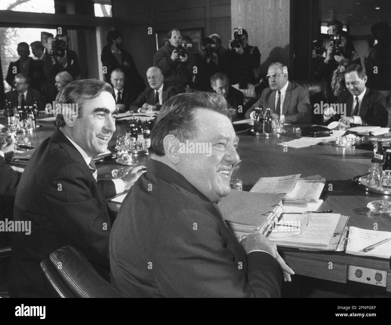 CSU state group leader Theodor Waigel (l.) and Bavarian Prime Minister Franz Josef Strauß (r.) at the coalition negotiations between the CSU and CDU. In the background are Chancellor Helmut Kohl (2nd r. back) and Chancellery Minister Wolfgang Schäuble (r. back). [automated translation] Stock Photo