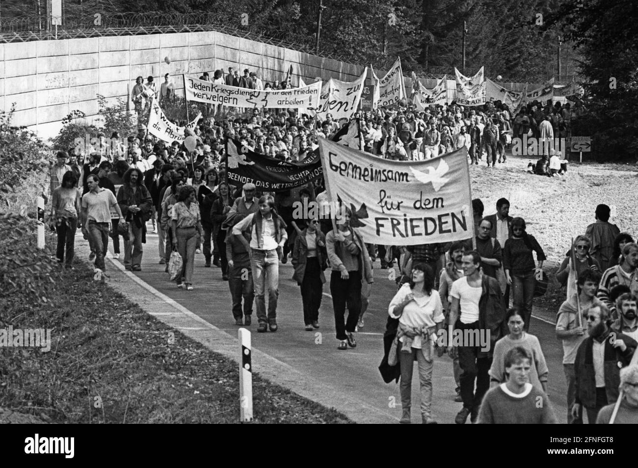 'Demonstration march of the peace movement ''Frieden braucht Bewegung'' around the missile base ''Pydna'' near Bell in the Hunsrück as a protest against the stationing of 96 US cruise missiles there. [automated translation]' Stock Photo