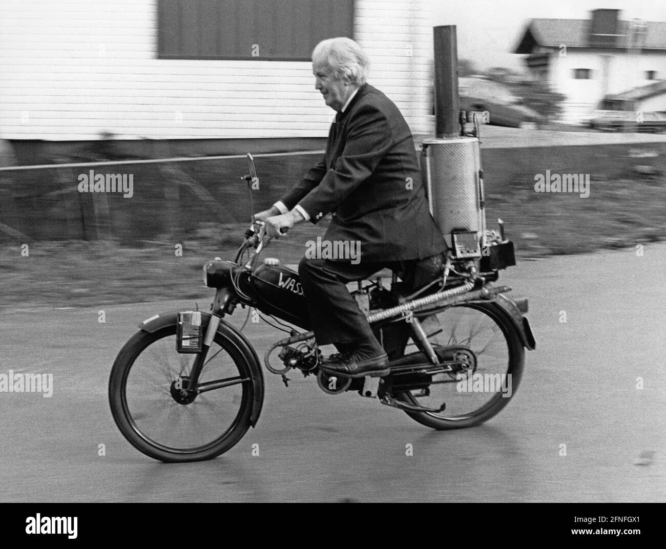 Martin Schwab from Salzburg on his steam-powered moped. The steam boiler has to be reheated every 15km, maximum speed is 50km/h. [automated translation] Stock Photo