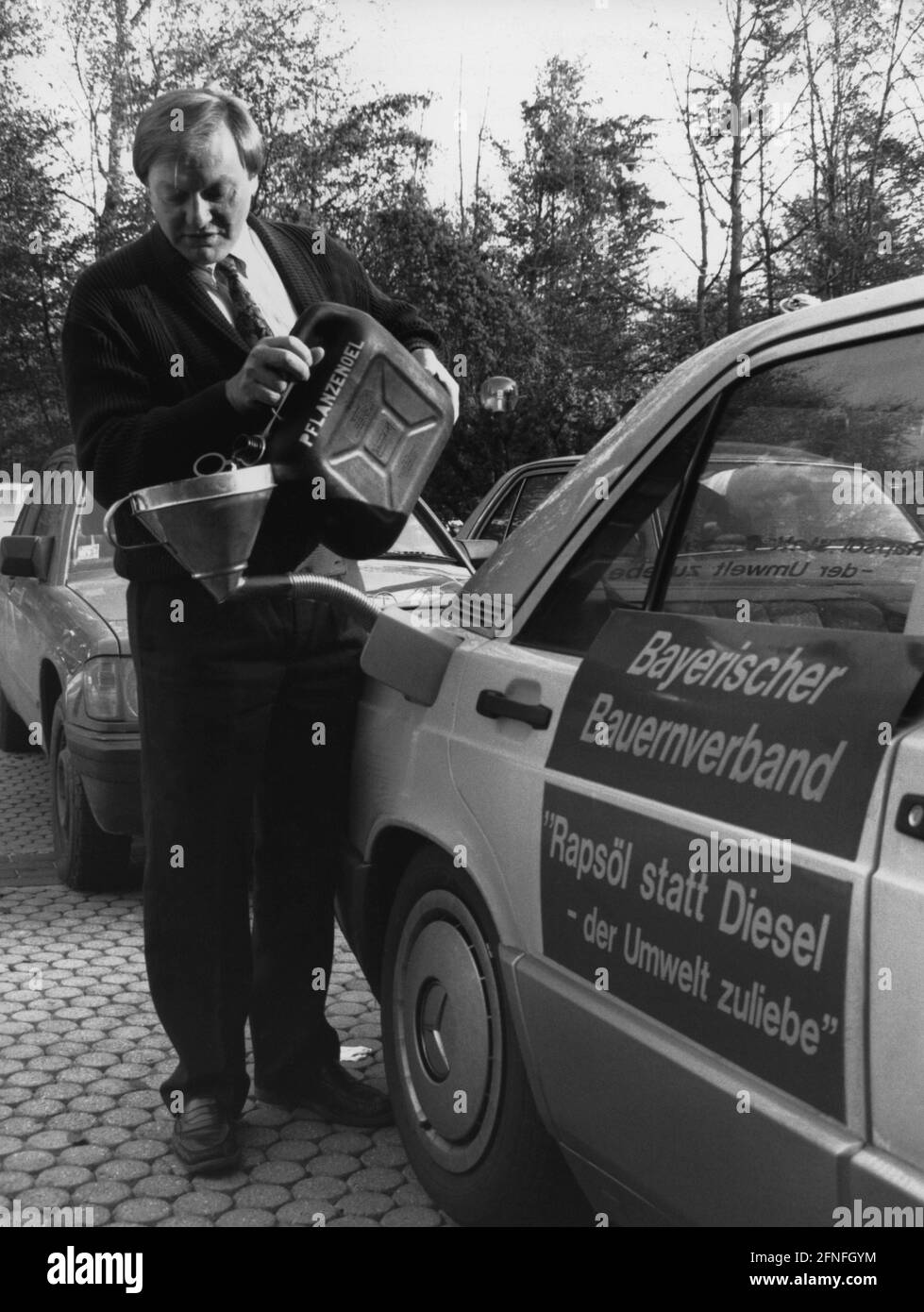 Senator Karl Groenen, the president of the Franconian Farmers' Association, fills up his Mercedes E-Class (model series W124) with rapeseed oil. [automated translation] Stock Photo
