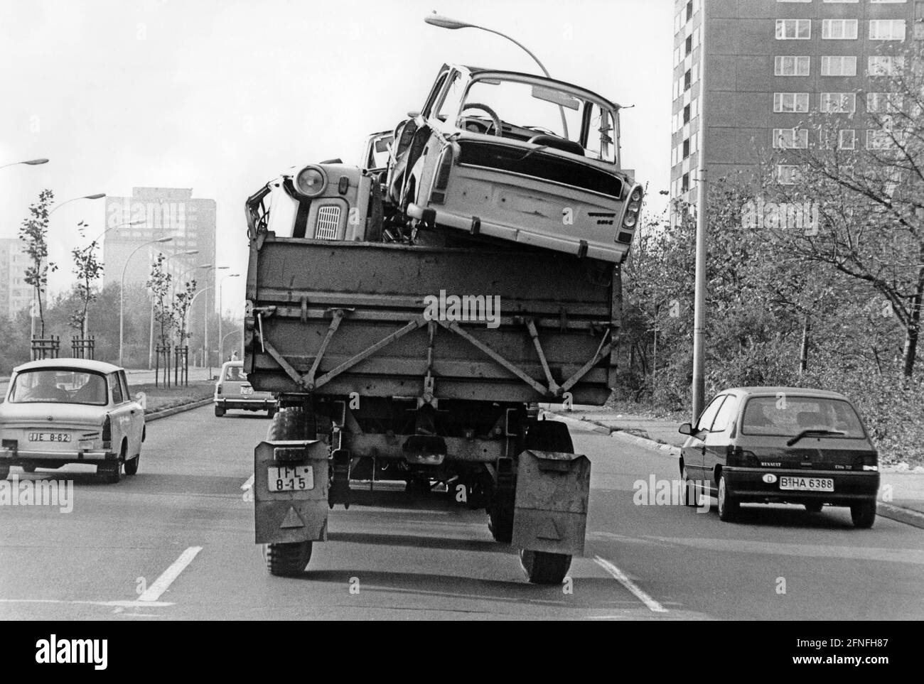 A truck transports discarded Trabant 601 bodies. On the left a Trabant 601, on the right a Renault Clio. [automated translation] Stock Photo
