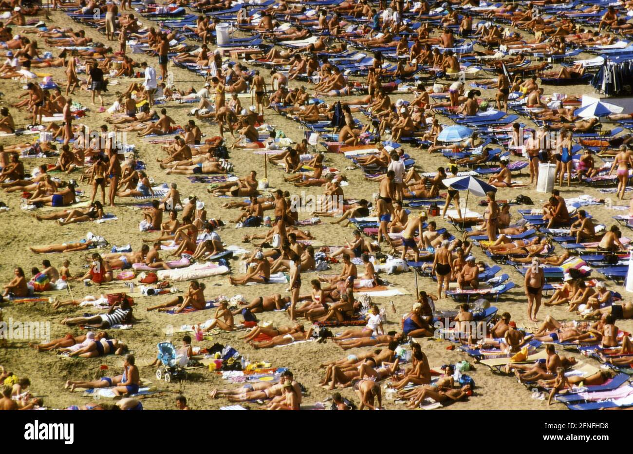 Holidaymakers on the beach of Puerto Rico in Gran Canaria. [automated  translation] Stock Photo - Alamy