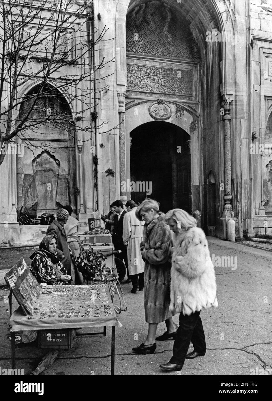Souvenir stalls in front of the Bab-i Hamayin, the gateway to Topkapi Palace attract tourists even in the winter season. Photo undated. [automated translation] Stock Photo