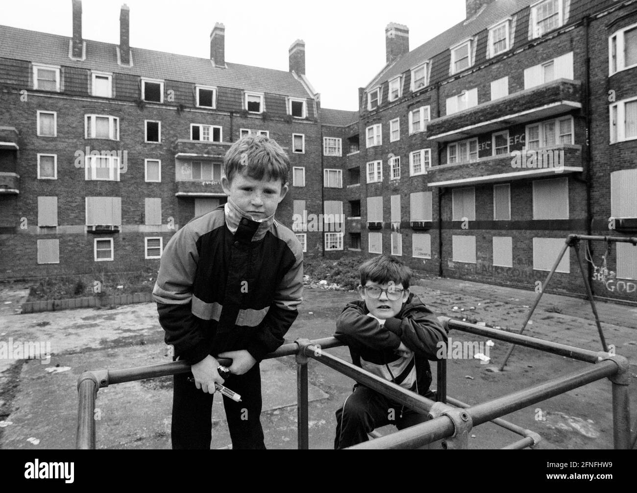 GBR , GREAT BRITAIN / ENGLAND : Two boys in Vauxhall Gardens , a district of Liverpool , in April 1988 [automated translation] Stock Photo