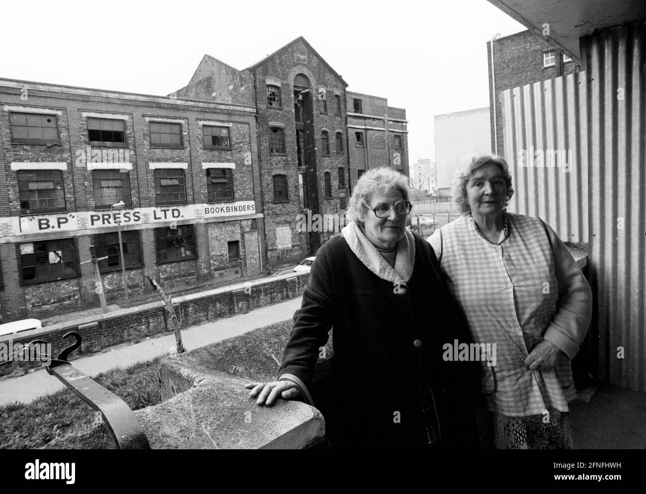 GBR , GREAT BRITAIN / ENGLAND : Two women in Vauxhall Gardens , an area of Liverpool about to be demolished , in April 1988 [automated translation] Stock Photo
