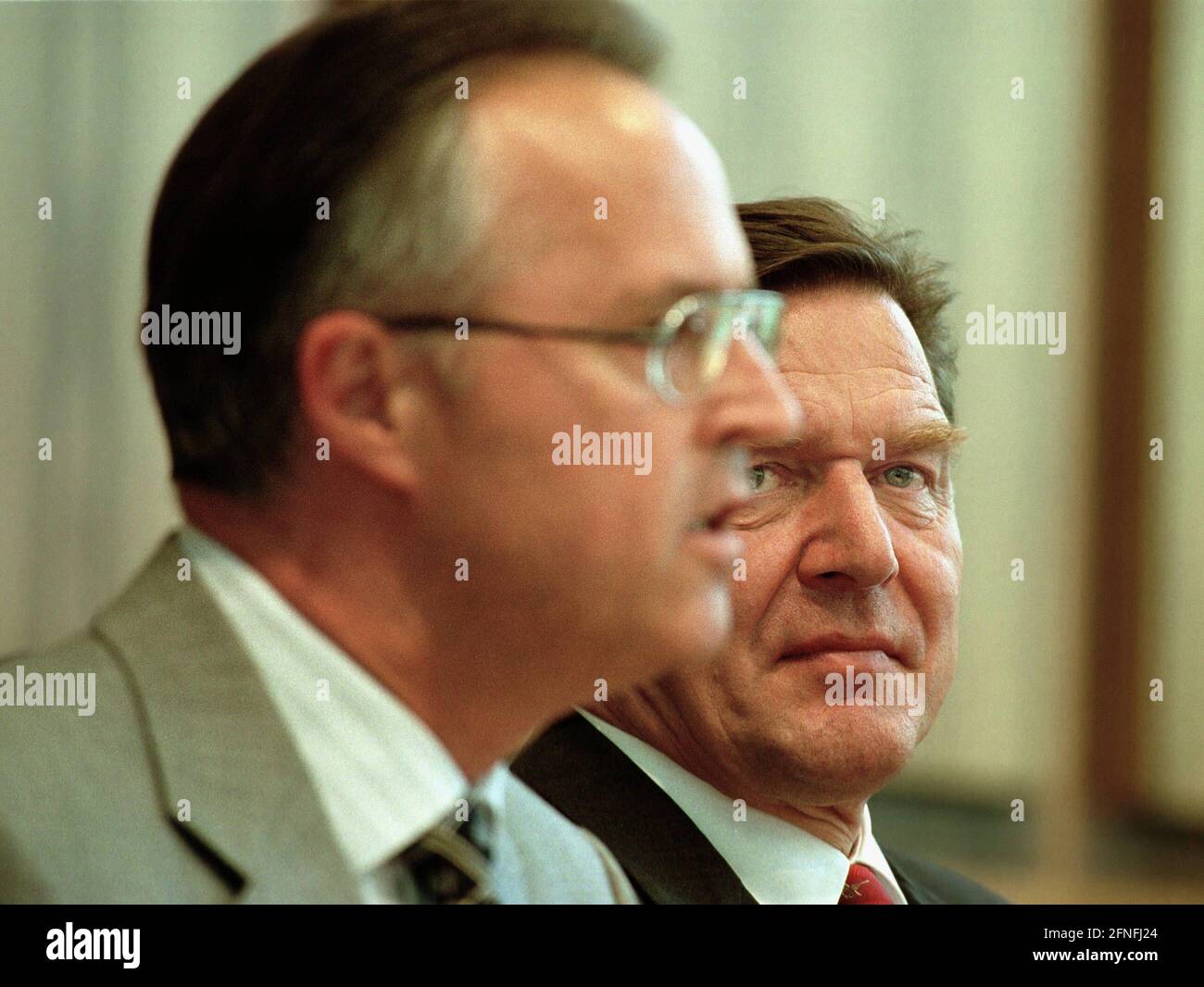 Hans EICHEL , SPD , Federal Minister of Finance , and Chancellor Gerhard SCHROEDER , SPD , at press conference on federal budget 2000 on 23.06.1999 [automated translation] Stock Photo