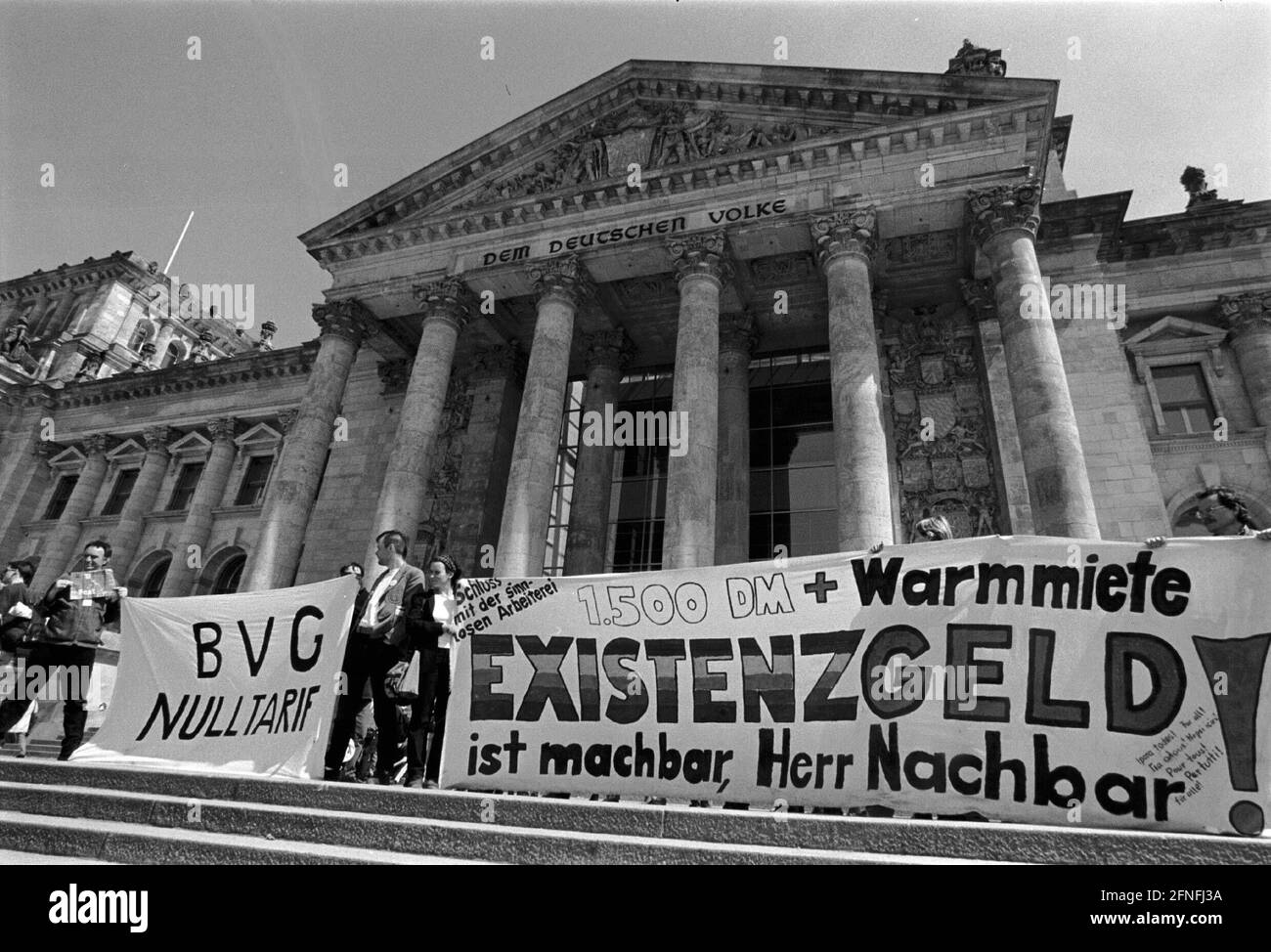 'Action of an unemployment initiative ''Unabhaengige Erwerbslose'', here in front of the Reichstag (within the action ''Stadtführung'', ''BVG - Nulltarif'', ''Existenzgeld'', DEU, Berlin-Tiergarten, 07.05.1999, . [automated translation]' Stock Photo