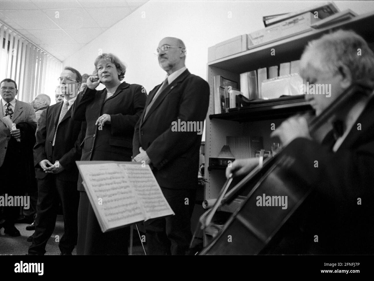 Opening of the campaign office of Buendnis 90 / Die Gruenen in the Lil-Dagover-Gasse in Hellersdorf, as guest Health Minister Andrea Fischer, in the East the BuendnisGruenen have few votes ..., DEU, Berlin-Hellersdorf, 20.12.1999, [automated translation] Stock Photo