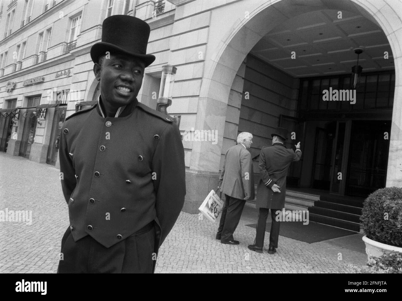 Waiter (with top hat) of the Hotel Adlon in front of the hotel entrance, receiving guests, DEU, Berlin-Mitte, 31.08.1999, [automated translation] Stock Photo