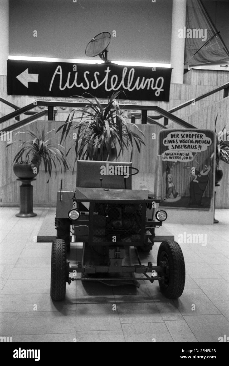 'Berlin exhibition ''Marke Eigenbau'' shows inventive spirit in the GDR, in the Russian House of Science and Culture in Friedrichstrasse, self-made tractor, Berlin-Mitte, 15.07.1999, [automated translation]' Stock Photo