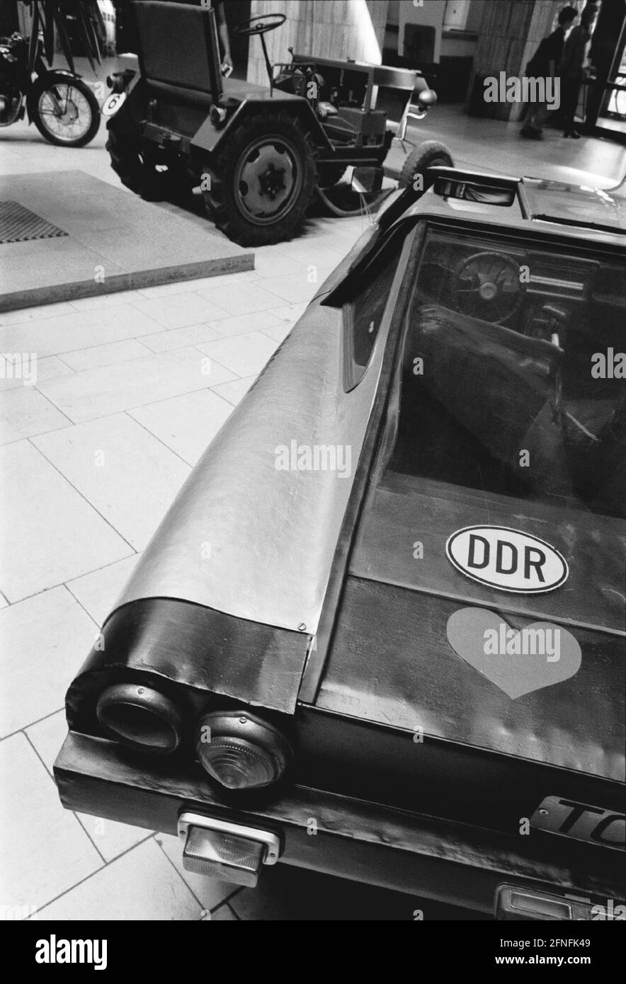 'Berlin exhibition ''Marke Eigenbau'' shows inventive spirit in the GDR, in the Russian House of Science and Culture in Friedrichstrasse, self-built sports car (Porsche ...), Berlin-Mitte, 15.07.1999, [automated translation]' Stock Photo