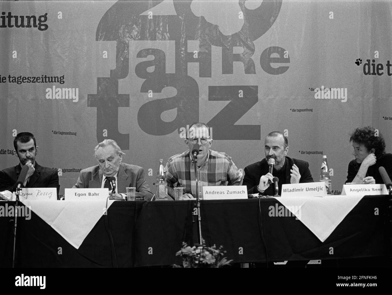 Panel discussion of the TAZ on the Kosovo war (20th TAZ birthday, Tacheles), (from left to right): Rossig / journalist, Egon Bahr / SPD, Andreas Zunach / moderator, Wladimir Umeljic, Angelika Beer / Buendnis 90 / Die Gruenen, Berlin-Mitte, 18.04.1999, [automated translation] Stock Photo