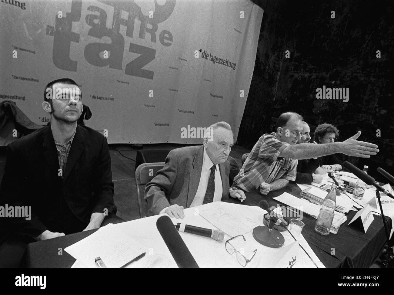Panel discussion of the TAZ on the Kosovo war (20th TAZ birthday, Tacheles), (from left to right): Rossig / journalist, Egon Bahr / SPD, Andreas Zunach / moderator, Wladimir Umeljic, Angelika Beer / Buendnis 90 / Die Gruenen, Berlin-Mitte, 18.04.1999, [automated translation] Stock Photo