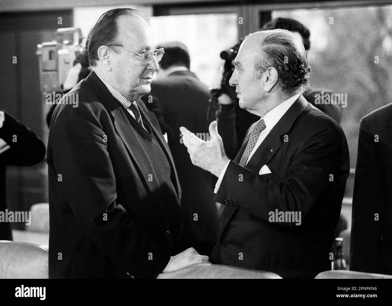 Foreign Minister Hans-Dietrich GENSCHER and Otto Graf LAMBSDORFF , both FDP , at a cabinet meeting in March 1991 [automated translation] Stock Photo