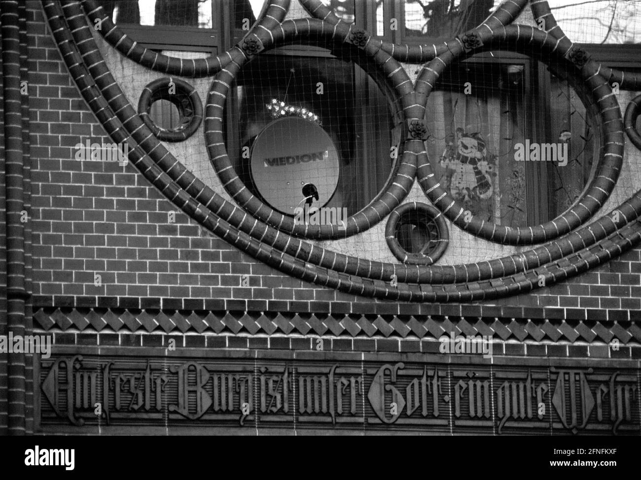 '''Wohnkirche'' in Spandau, a part of the church is rented by the church the district office has built in social housing, slogan on the church wall: ''Eine feste Burg ist unser Gott, eine gute Wehr ...'', Berlin-Spandau, 19.12.1998, [automated translation]' Stock Photo