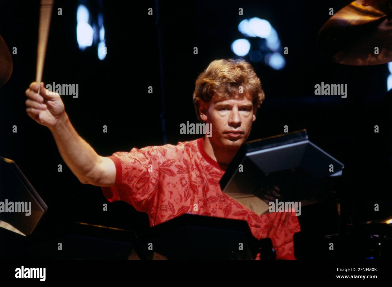Bill Bruford, britischer Schlagzeuger, bei einem Auftritt, 1990. Bill Bruford, British drummer, during a performance, 1990. Stock Photo