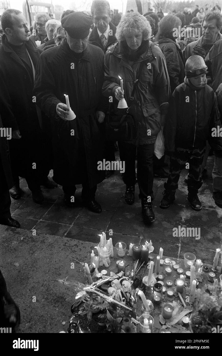 Vigil with candles for the Algerian Omar Ben Noui, who was hounded to death in Guben. Here he had tried to escape into a house door and cut an artery, he bled to death, Guben, 14.02.1999, [automated translation] Stock Photo