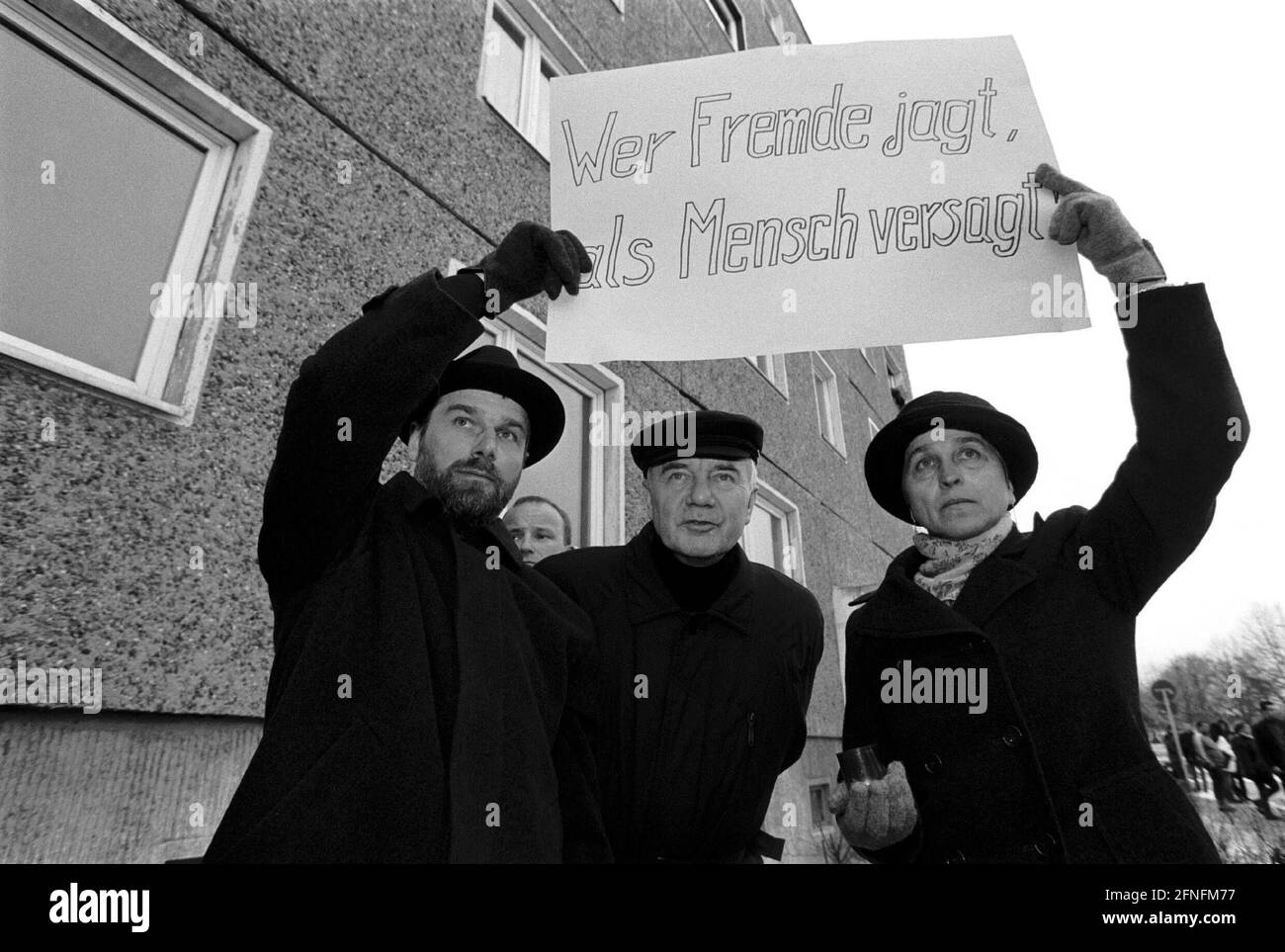Vigil for the Algerian Omar Ben Noui, who was hounded to death in Guben. Here he had tried to escape into a house door and cut an artery, he bled to death, State Premier of Brandenburg Manfred Stolpe (centre), Guben, 14.02.1999, [automated translation] Stock Photo