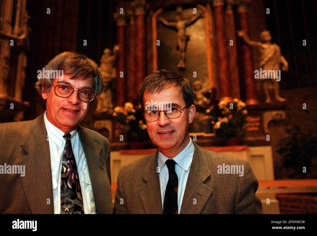 Fuerstenwalde, DEU, 30.10.1997, after the discussion of the General Superintendent Rolf Wischnath, Cottbus (right) with the Goettingen professor of theology Gerd Luedemann (left) about the Ascension of Jesus Christ (was the grave empty or not ?), in the cathedral of Fuerstenwalde, [automated translation] Stock Photo