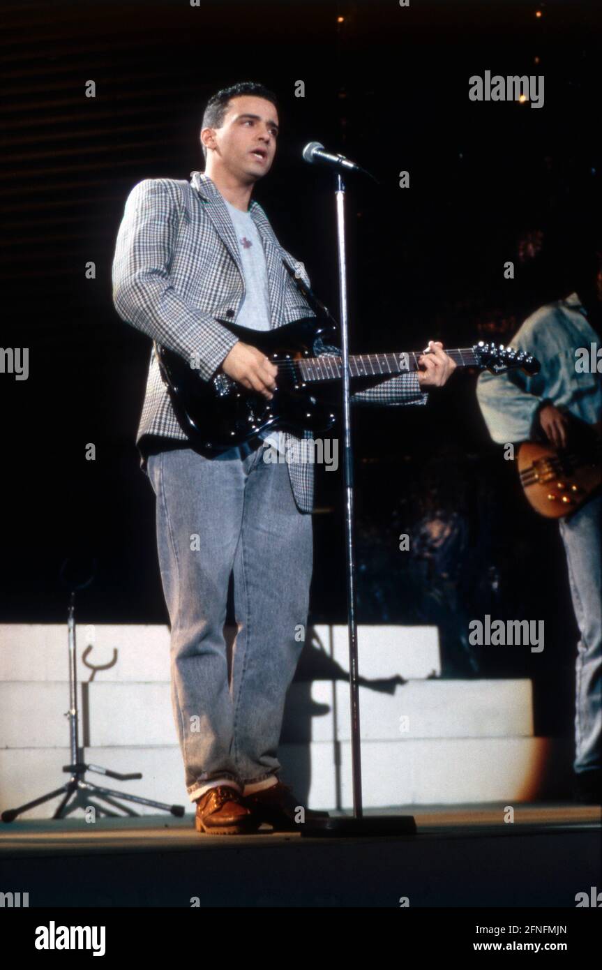 Eros Ramazzotti, italienischer Sänger, Songwriter und Musiker, während eines Konzerts, 1988. Eros Ramazzotti, Italian singer, songwriter and musician, during a concert, 1988. Stock Photo