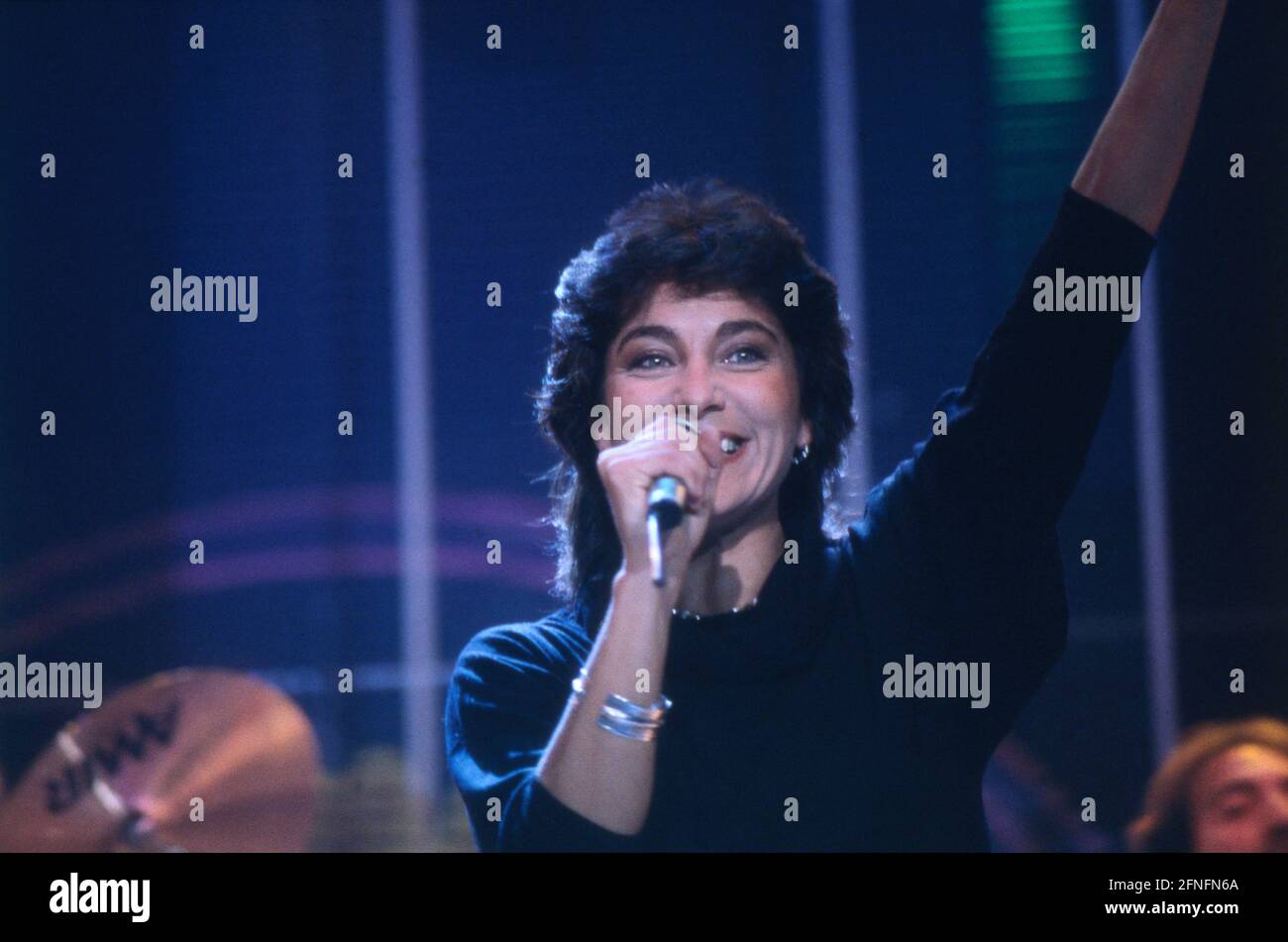 Ricchi e Poveri Sängerin Angela Brambati, bei einem TV Auftritt, 1988. Ricchi e Poveri, singer