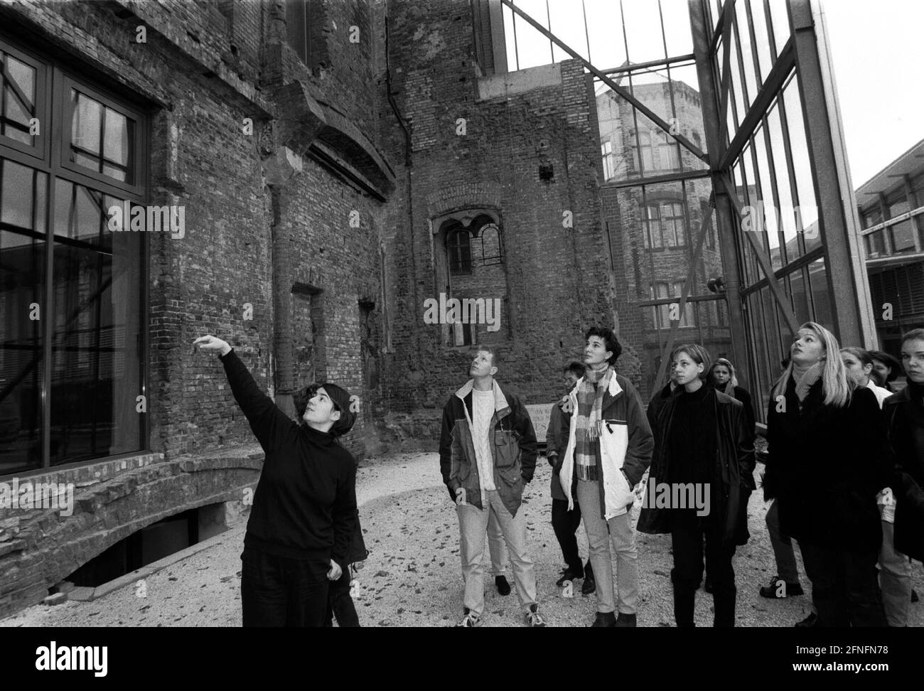 in the context of a project week on philosophy of religion of the Protestant Academy of Saxony-Anhalt, a group of students visits the New Synagogue in Oranienburger Strasse, Berlin - Mitte, 06.11.1998, [automated translation] Stock Photo