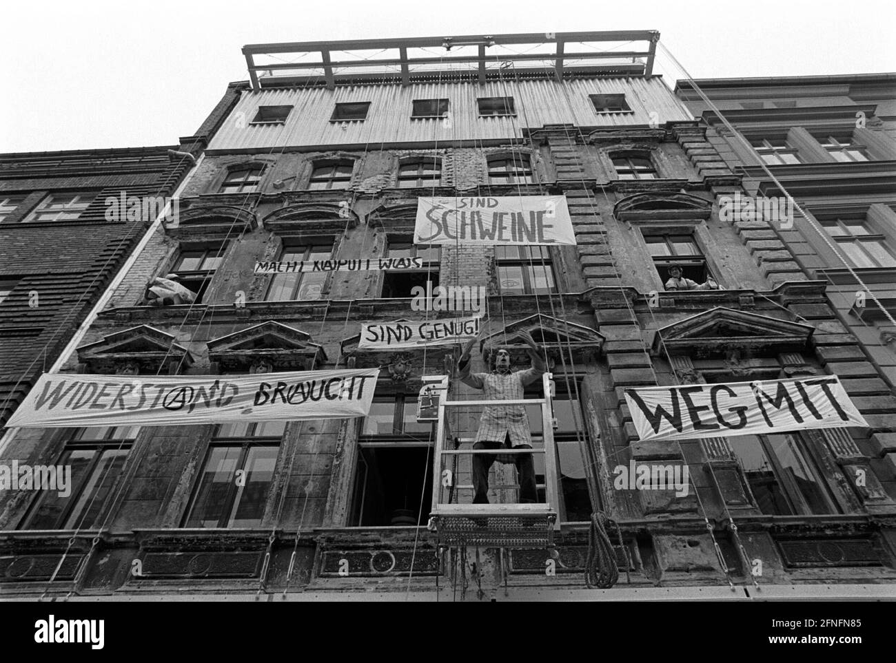Germany, Berlin, 07.10.1998, the facade of Auguststraße 10 / KULE (Kultur und Leben), the house was renovated (and designed) by the former squatters, the facade was prepared for exhibitions, the KULE plays theatre and organizes actions, banners with old slogans, .... [automated translation] Stock Photo