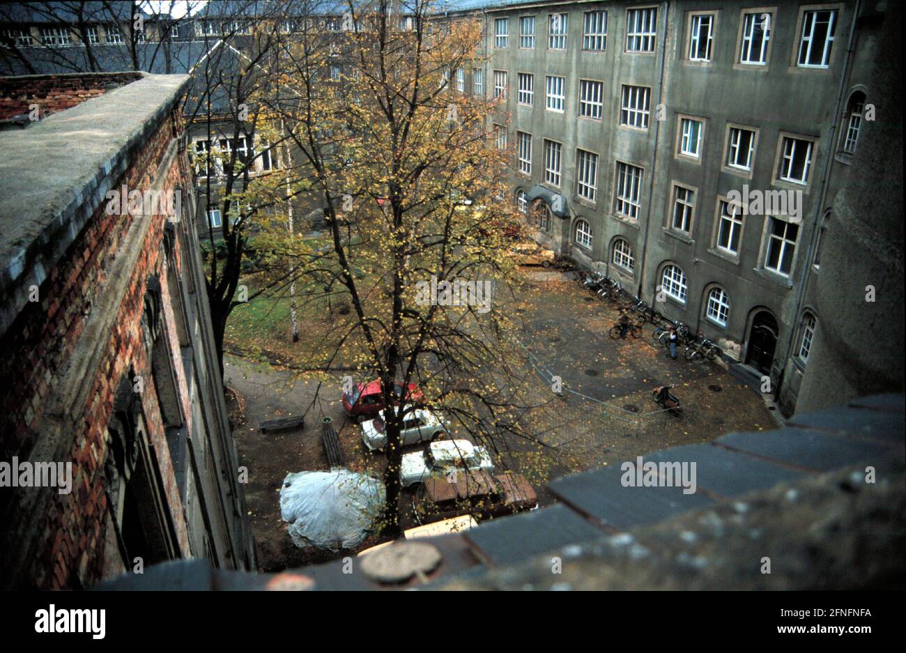 Dresden, DEU, 19.11.1991, Kunsthochschule Dresden, courtyard of the  Kunsthochschule, on the left the ruins of the part destroyed in the Second  World War, training in painting, sculpture, restoration, and mask making,  [automated