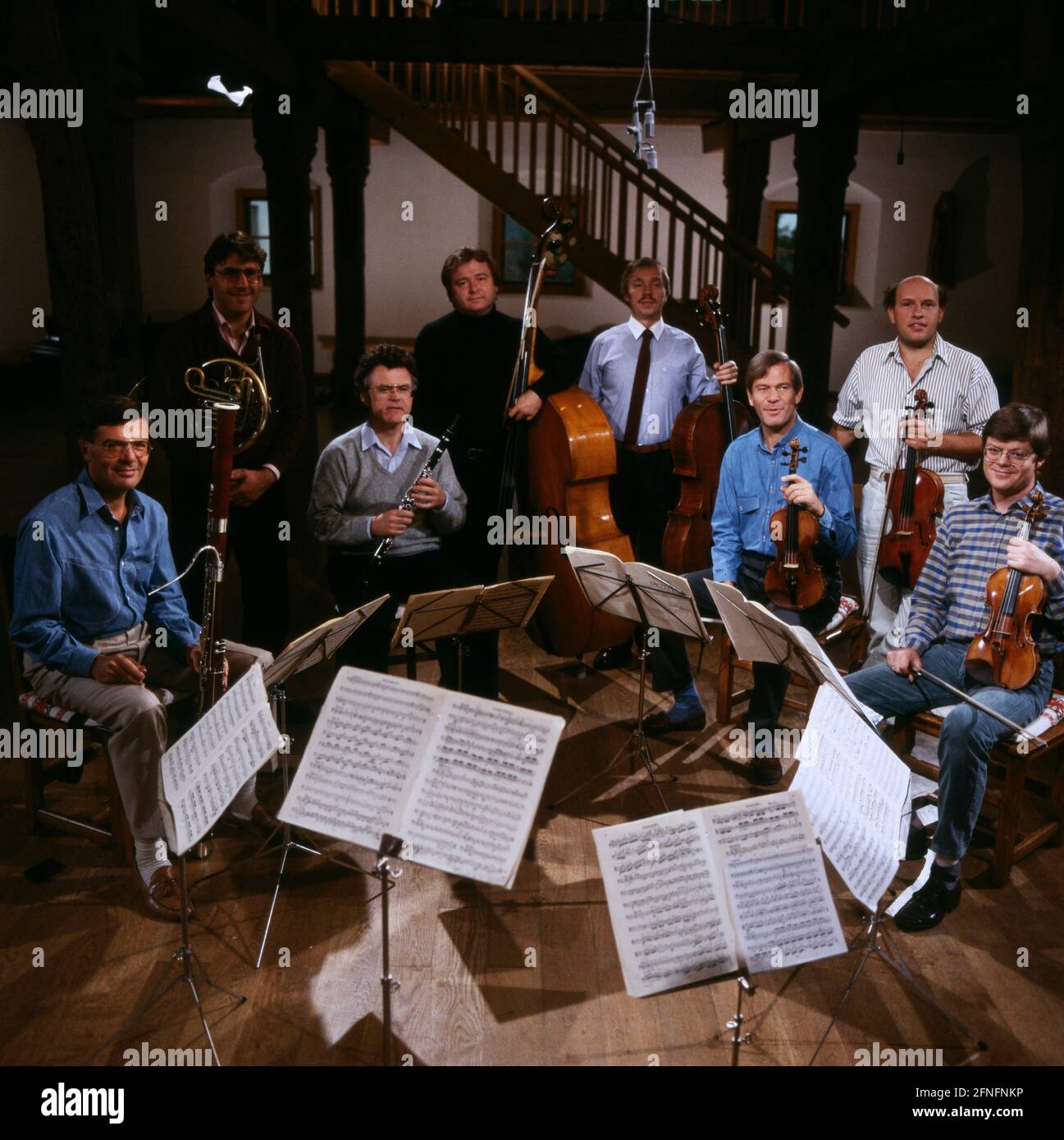 Klassische instrumente hi-res stock photography and images - Alamy