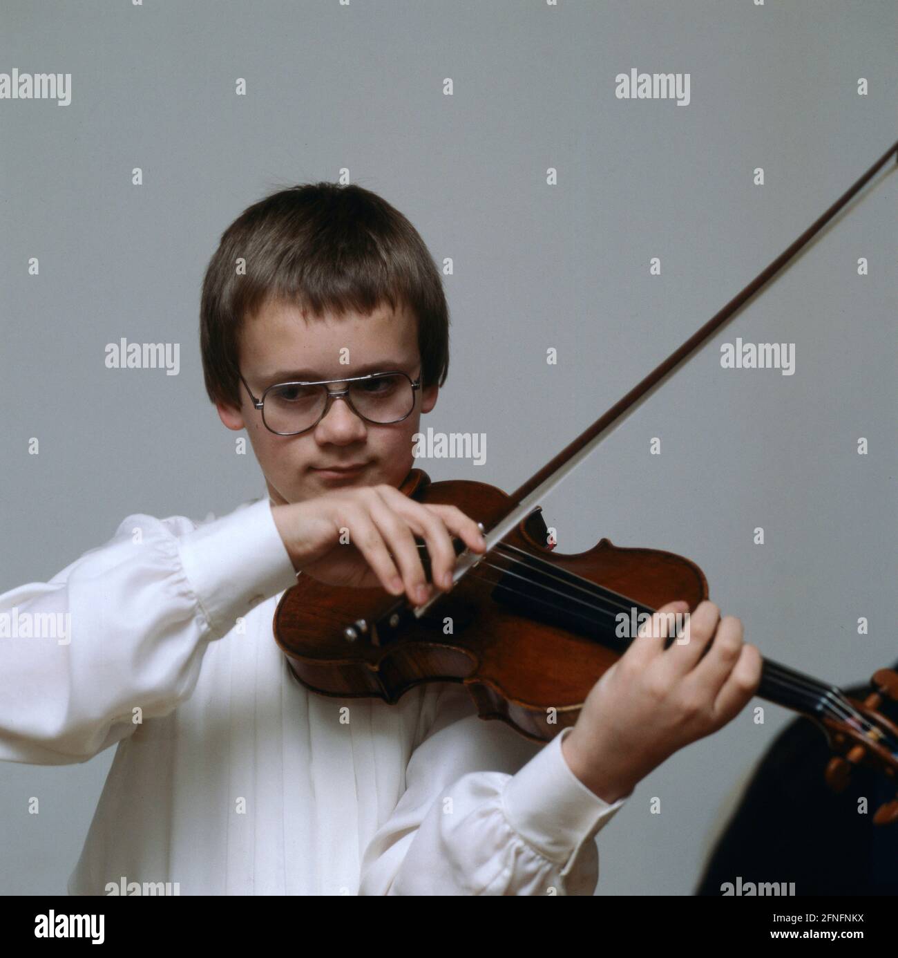 Der junge Frank Peter Zimmermann an der Violine, 1976. The young Frank  Peter Zimmermann on the violin, 1976 Stock Photo - Alamy