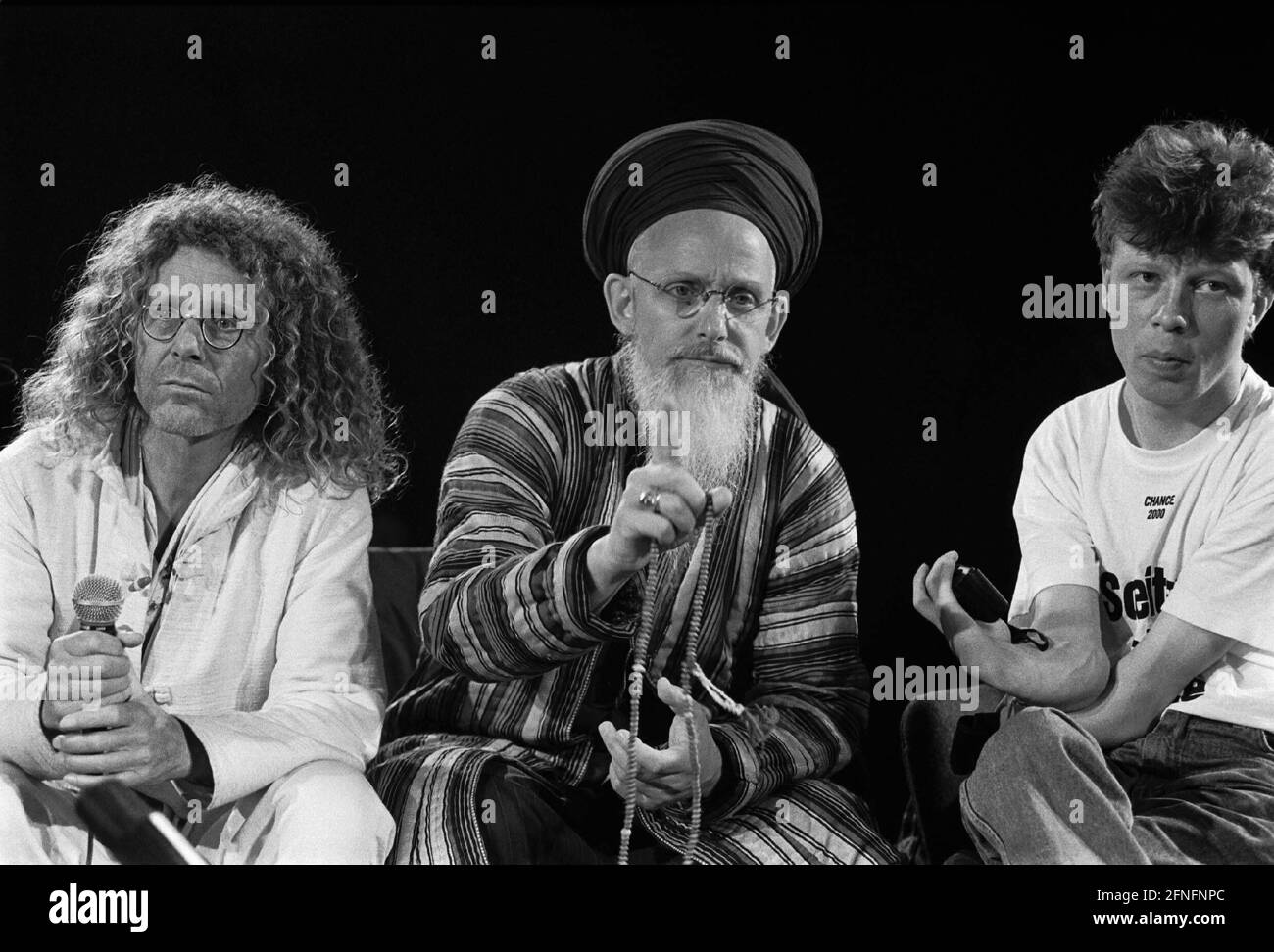 'Germany, Berlin, 29.08.1998, talk show (with celebrities from these key years) in the Tempodrom, (from left to right) Rainer Langhans (Commune 1), ''Achmed'' / Islamic religious community ''SUFI, Axel Silber / press spokesman for Schlingensief's party ''Chance 2000'', (representing the sick Christoph Schlingensief), . [automated translation]' Stock Photo