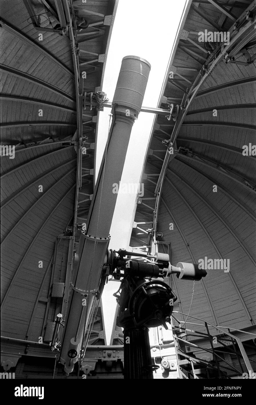 Germany, Berlin, 13.10.1998, observatory at the Insulaner, planetarium:  telescope from 1878 in the observatory, astronomy, . [automated  translation] Stock Photo - Alamy
