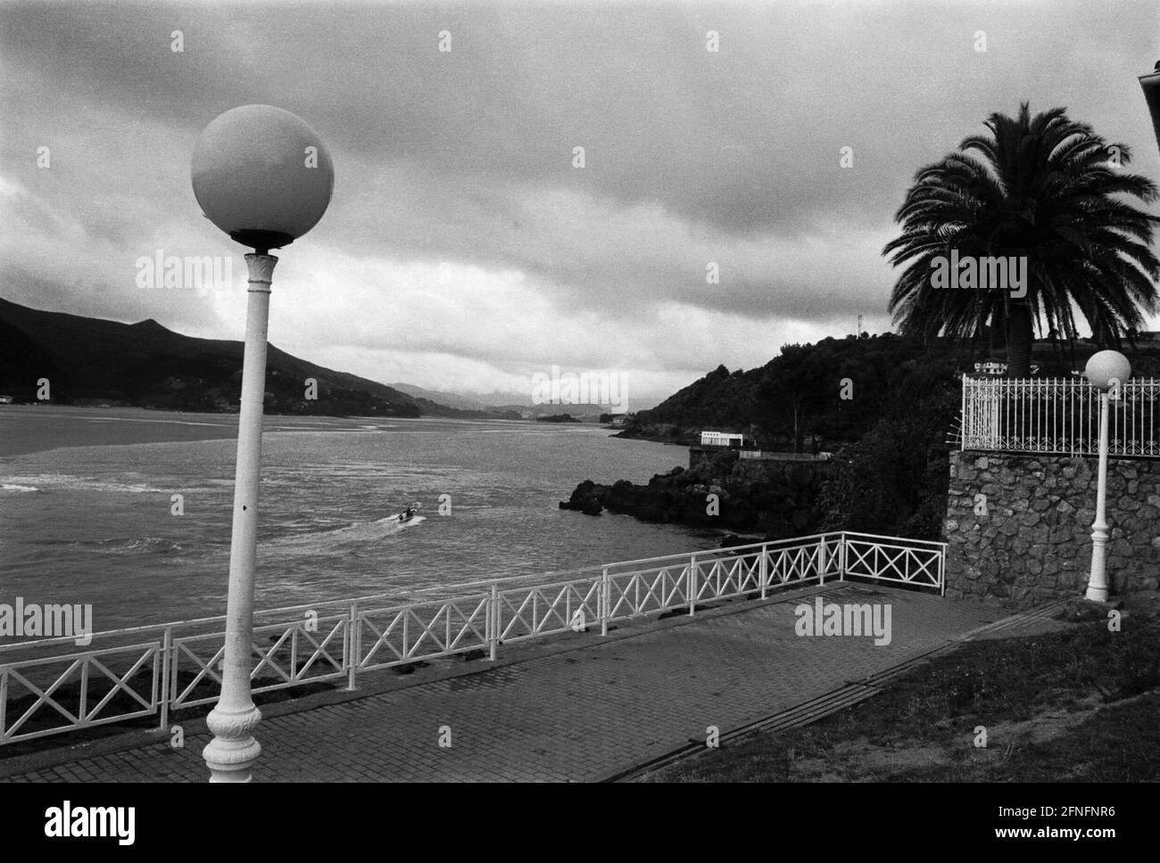 Spain, Mundaka, 24.08.1998, beach promenade of Mundaka, . [automated